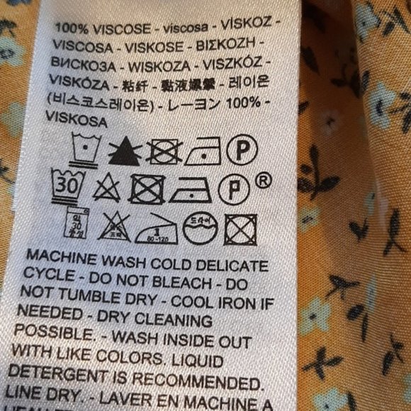 Levi's blouse. size Medium. Wrap style Tie front Yellow and white design - Picture 13 of 13